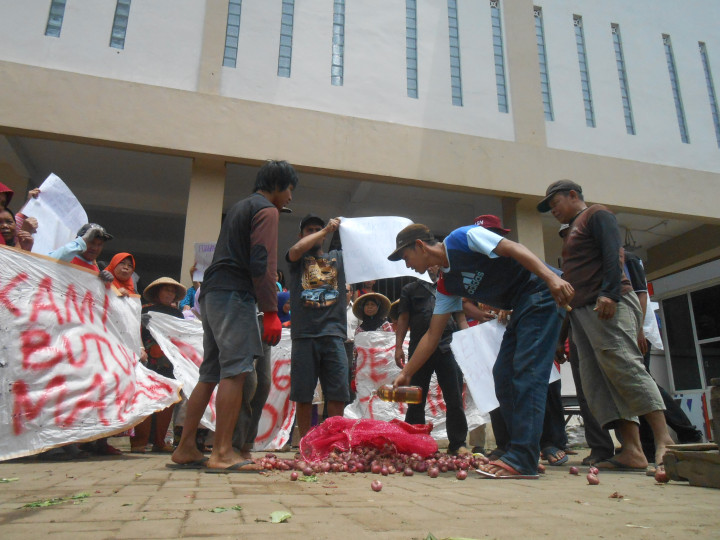 Pedagang di Temanggung Bakar Bawang Merah Impor