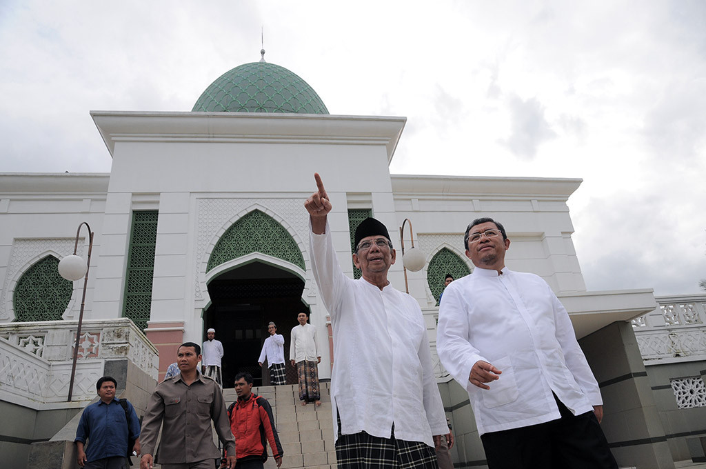 Gubernu Jawa Barat Ahmad Heryawan berbincang dengan Pimpinan Ponpes Al-Hikam K.H. Hasyim Muzadi saat mengunjungi kompleks pondok pesantren Al-Hikam di Kukusan, Beji, Depok, Jawa Barat pada 2013 -- ANT/Indrianto Eko Suwarso