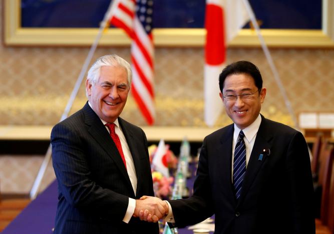 Menlu AS, Rex Tillerson dan Menlu Jepang, Fumio Kishida. (Foto: AFP)