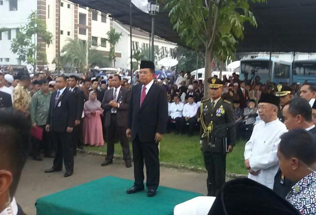 Wakil Presiden Jusuf Kalla Memimpin Upacara Prosesi Pemakaman--Metrotvnews.com/Tri Kurniawan