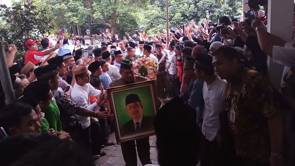 Jenazah almarhum Kiai Haji Hasyim Muzadi tiba di rumah duka di Kompleks Pondok Pesantren Al Hikam Depok, Jawa Barat. Foto: MTVN/Whisnu Mardisnyah