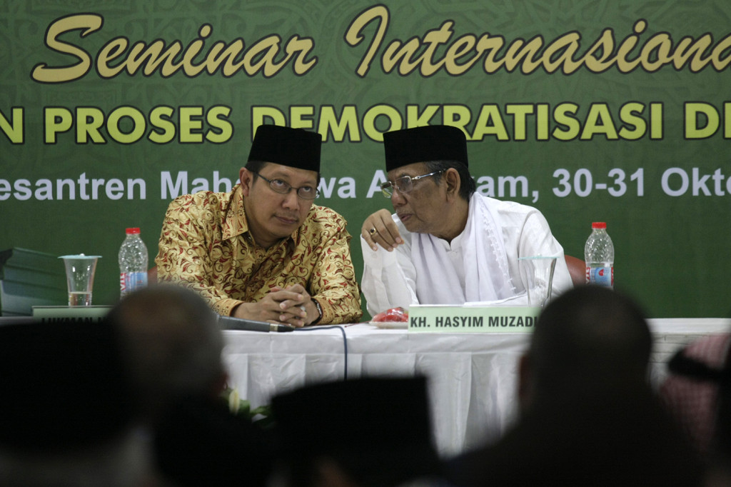 Menteri Agama Lukman Hakim Saifuddin (kiri) dan mantan Ketua PBNU Hasyim Muzadi (kanan) saat menjadi pembicara pada acara Seminar Internasional Konflik dan Proses Demokratisasi Timur Tengah di Pondok Pesantren Al-Hikam, Beji, Depok, Kamis (30/10)/FOTO: MI