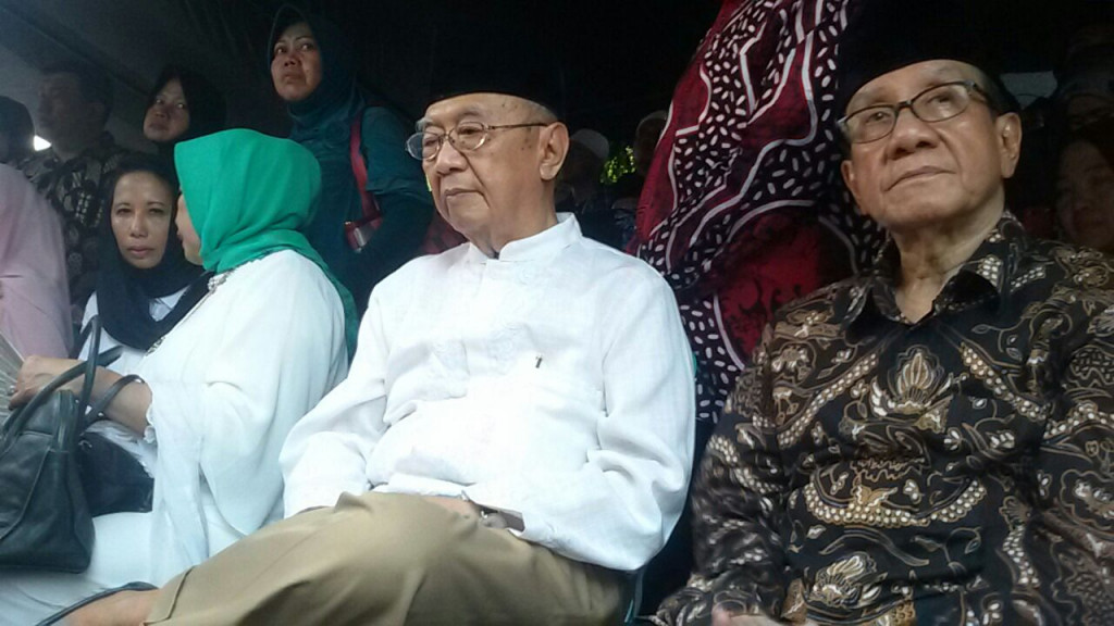 KH Salahuddin Wahid (adik Gus Dur) dan politikus senior Golkar Akbar Tandjung. Foto: MTVN/Tri Kurniawan