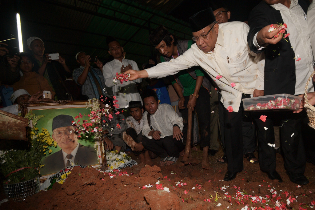 Ketua Umum PBNU Said Aqil Siradj (kanan) menabur bunga di pusara KH Hasyim Muzadi di Kompleks Pondok Pesantren Al Hikam, Beji, Depok, Jawa Barat, Kamis (16/3/2017). Foto: Antara/Sigid Kurniawan