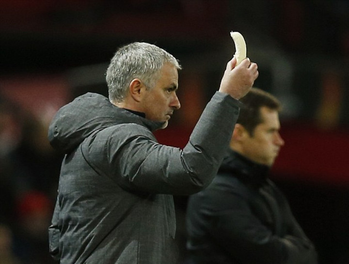 Bek MU Diberi Pisang oleh Mourinho saat Lawan Rostov