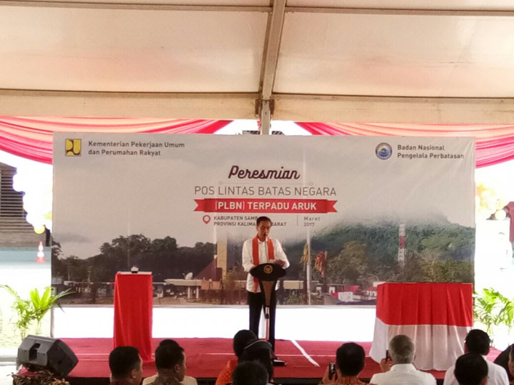 Presiden Bagikan KIP dan KIS di Aruk