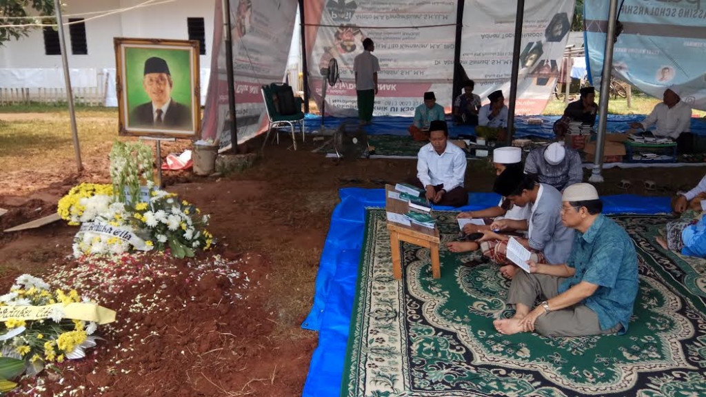 Pelayat terus berdatangan berdoa di pusara almarhum KH Hasyim Muzadi di kawasan Kompleks Pondok Pesantren Al Hikam, Kukusan, Beji, Depok, Jawa Barat. Foto: MTVN/Whisnu Mardiansyah