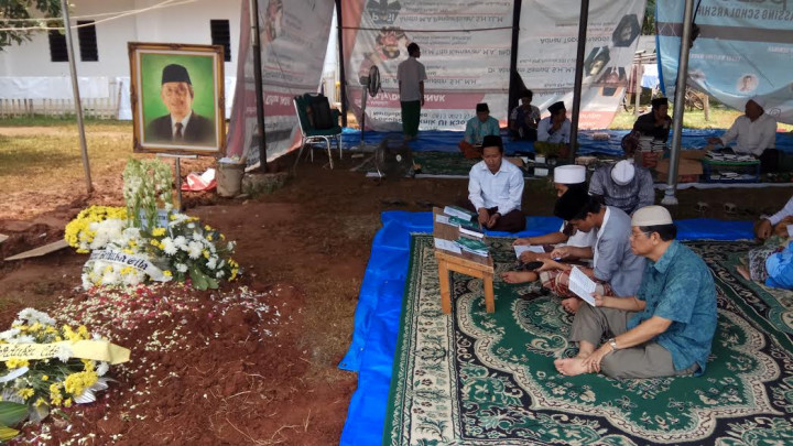 Pelayat Masih Berdatangan ke Pusara KH Hasyim Muzadi