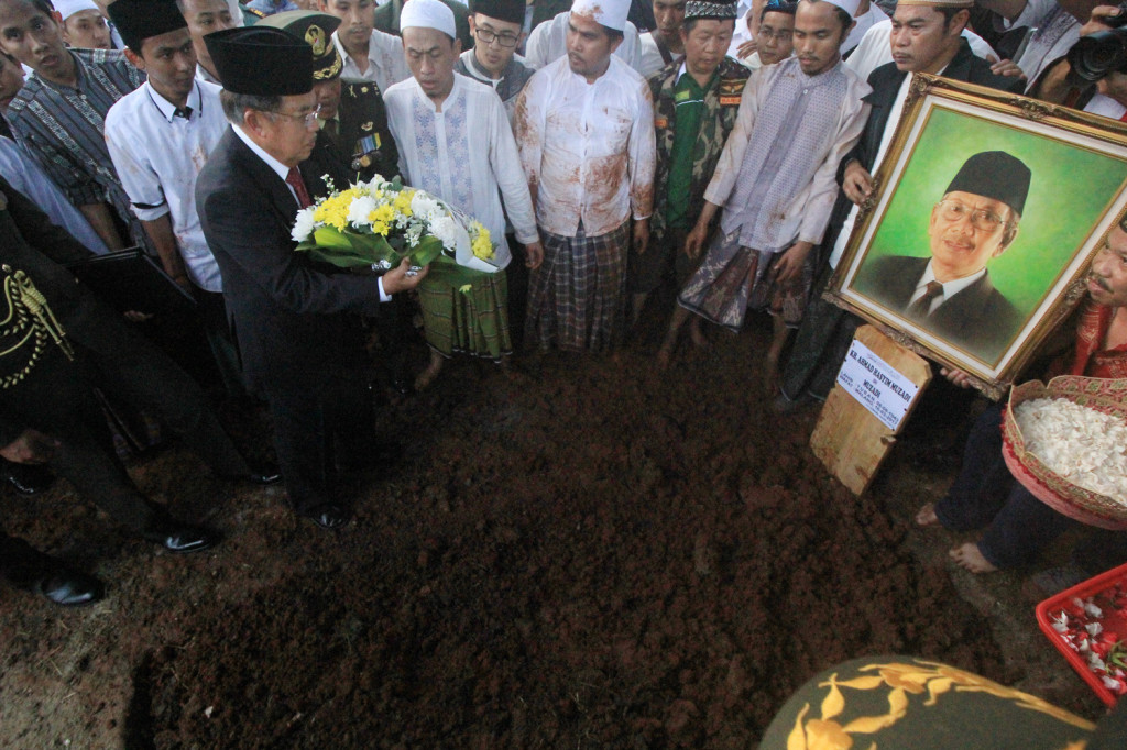 Ilustrasi--upacara pemakaman almarhum KH. Hasyim Muzadi di area Pesantren Al Hikam, Kukusan, Beji, Depok, Jawa Barat, Kamis (16/3)--MI/Bary Fathahilah