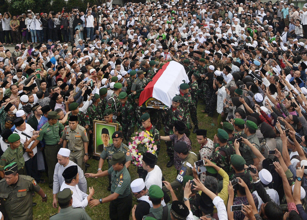  Tentara menggotong peti jenazah KH Hasyim Muzadi saat akan dimakamkan di Kompleks Pondok Pesantren Al Hikam, Beji, Depok, Jawa Barat, Kamis (16/3/2017). Antara Foto/Sigid Kurniawan/kye/17.