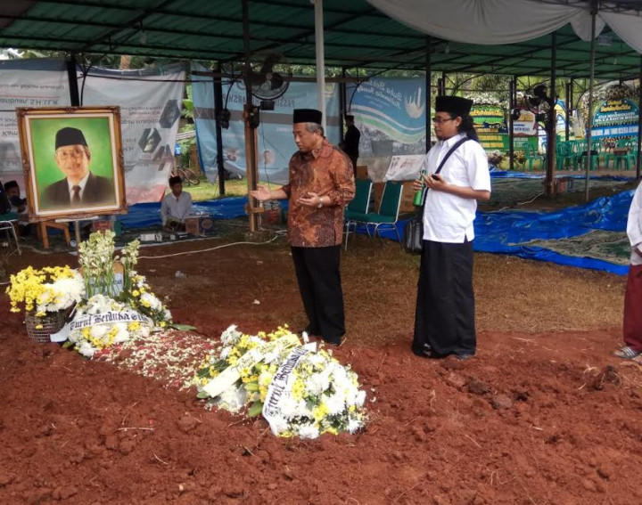 KH Hasyim Muzadi Sosok yang Memanusiakan Manusia