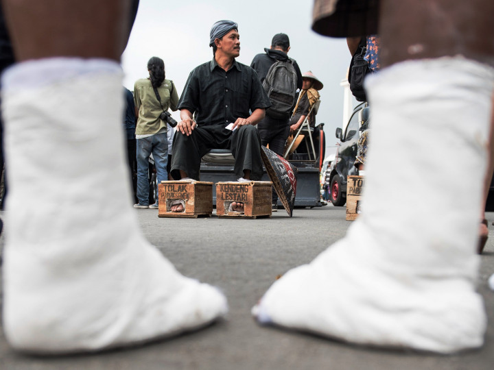 Tunggu Jokowi, Warga Kendeng 'Menyemen' Kakinya di Istana