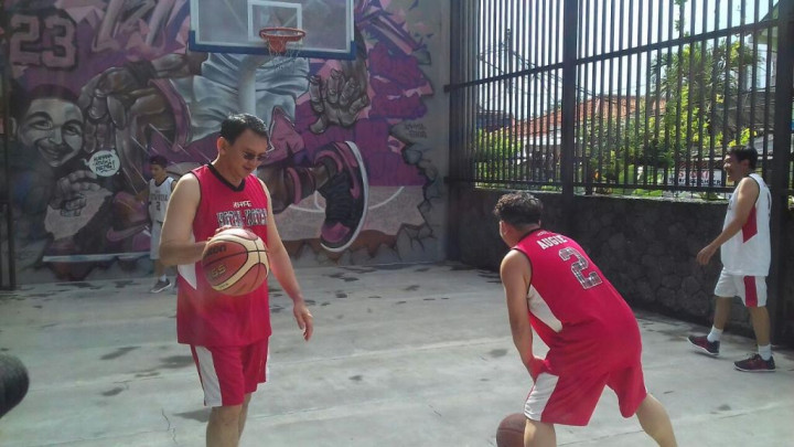 Cerita Ahok Setelah 30 Tahun tak Pegang Bola Basket