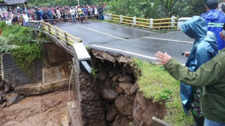 Talud Jembatan di Brebes Ambrol, Akses Jalan Terganggu