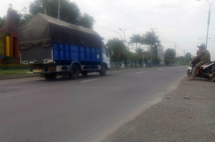 Kendaraan Melebihi Tonase Bebas Melintas di Jalan Nasional