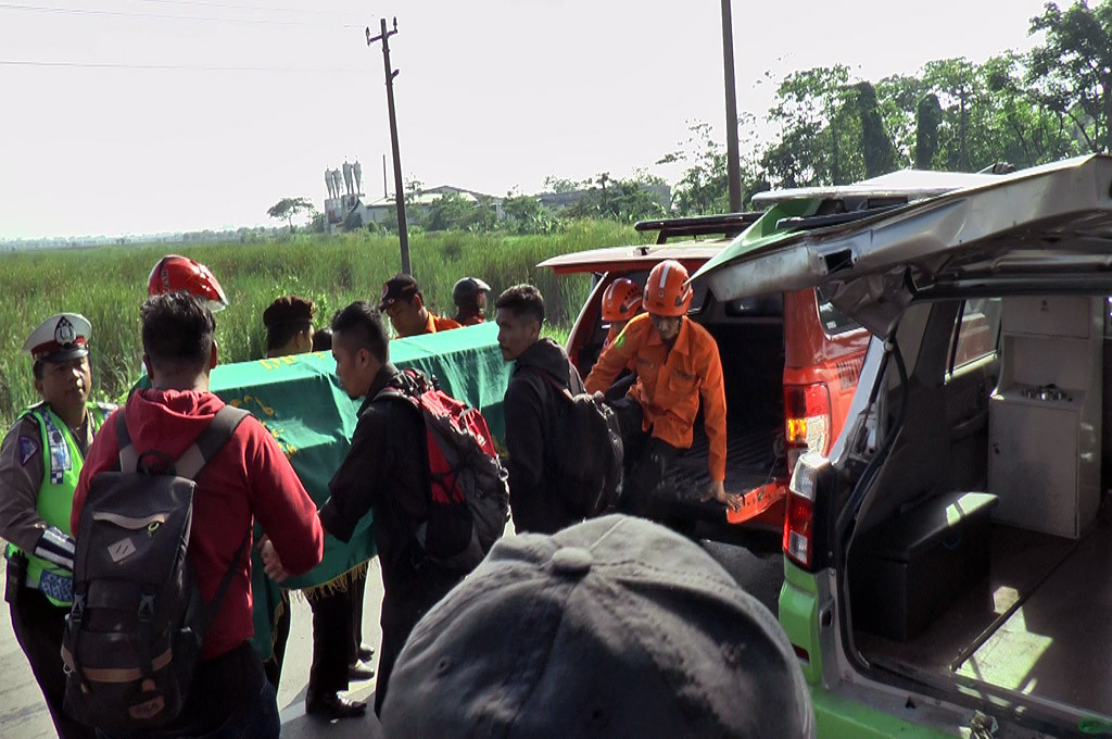 Polisi berhasil memindahkan jenazah dari ambulance yang ringsek setelah terlibat tabrakan karambol di Kendal, Jawa Tengah -- MTVN/Iswahyudi