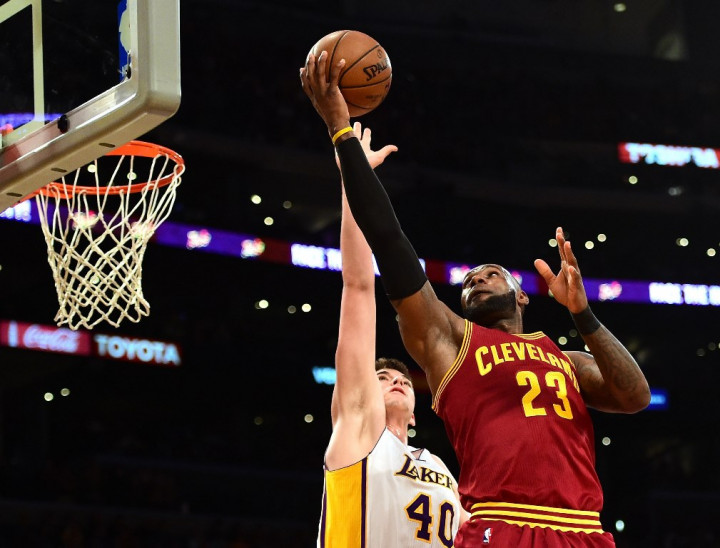 Duet Kyrie Irving & LeBron James Hempaskan LA Lakers