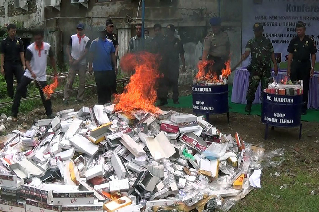 Pemusnahan rokok ilegal di Madura – MTVN/Rahmatullah