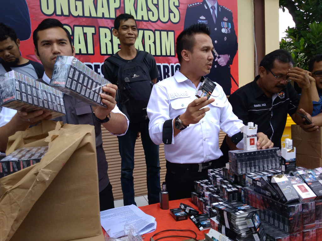 Rilis hasil penggerebekan rokok ilegal di Mapolres Sidoarjo, Jatim, Senin, 20 Maret 2017. (Metrotvnews.com/Syaikhul Hadi)