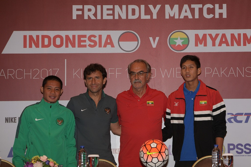 Penggawa Timnas Indonesia U-22 Evan Dimas (kiri) berpose dengan pelatih Luis Milla dan pelatih serta pemain Myanmar jelang laga uji coba (Foto: ANTARA FOTO/Sigid Kurniawan)