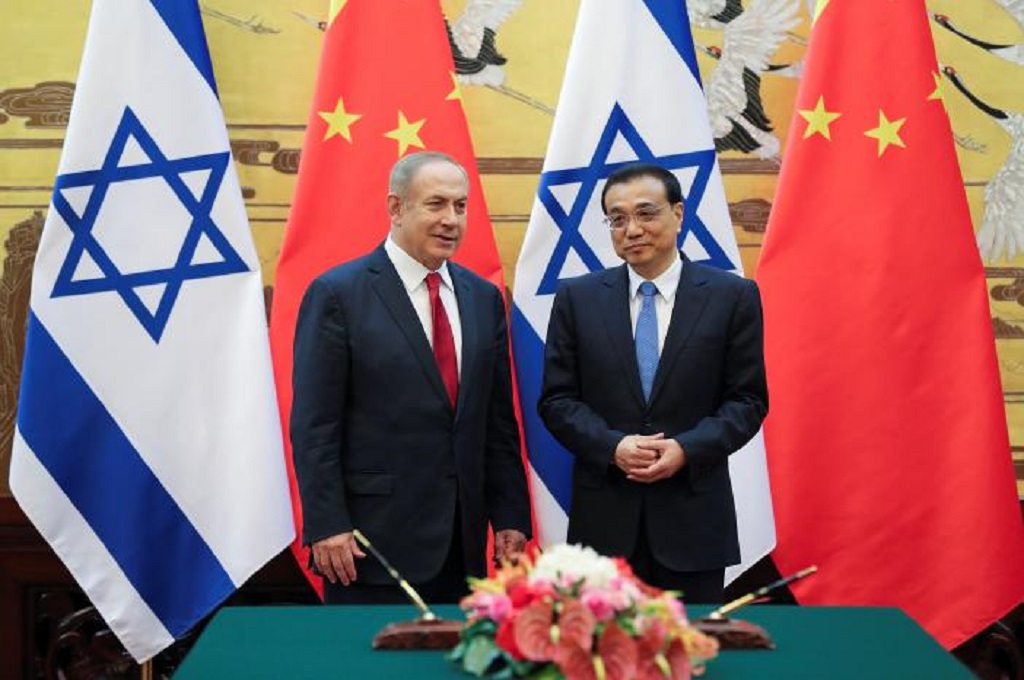 PM Tiongkok Li Keqiang (kanan) dan PM israel Benjamin Netanyahu di Beijing, Tiongkok, 20 Maret 2017. (Foto: Reuters)