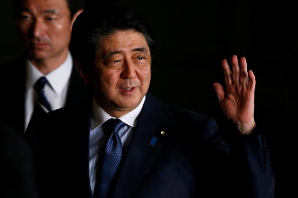 PM Jepang Shinzo Abe melambaikan tangan di Tokyo, 16 Maret 2017. (Foto: Reuters)
