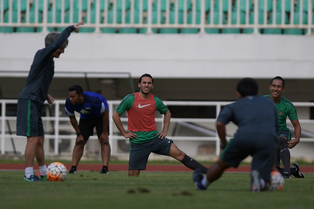 Pemain Jong Ajax Ezra Walian (tengah) mengikuti sesi latihan bersama Timnas Indonesia U-22 di Stadion Pakansari, Cibinong, Bogor, Jawa Barat, Senin (20/3).  (Foto: Ant/Sigid Kurniawan)
