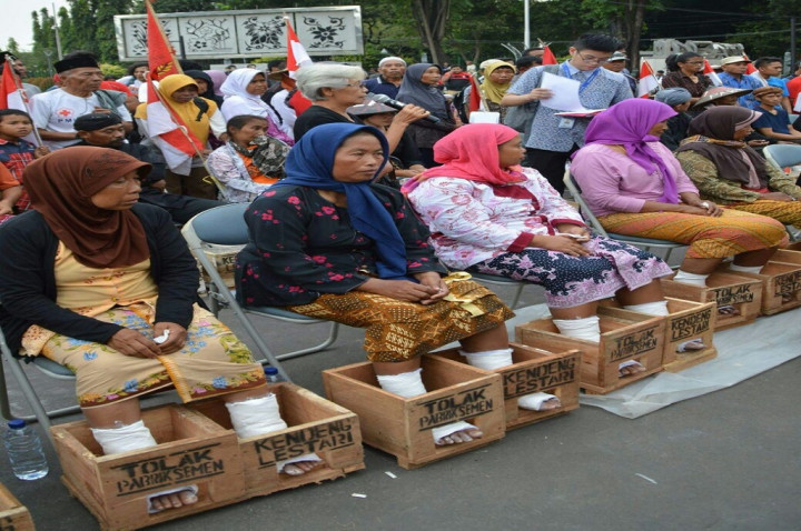 Perempuan Peserta Aksi Semen Kaki Meninggal