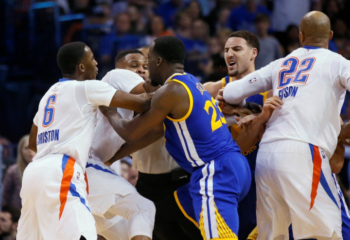 Keributan Mewarnai Kemenangan Warriors atas Thunder