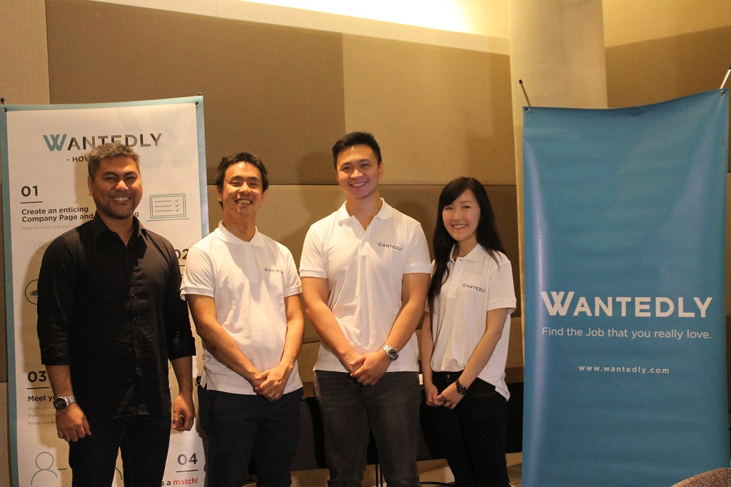 Norman Sasono (kiri) bersama tim Wantedly.