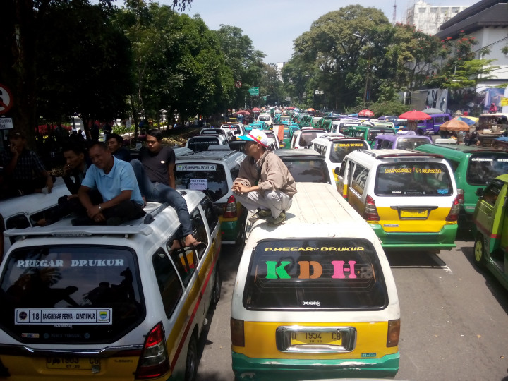 Ratusan Sopir Angkot di Bekasi Tuntut Pengembalian Trayek