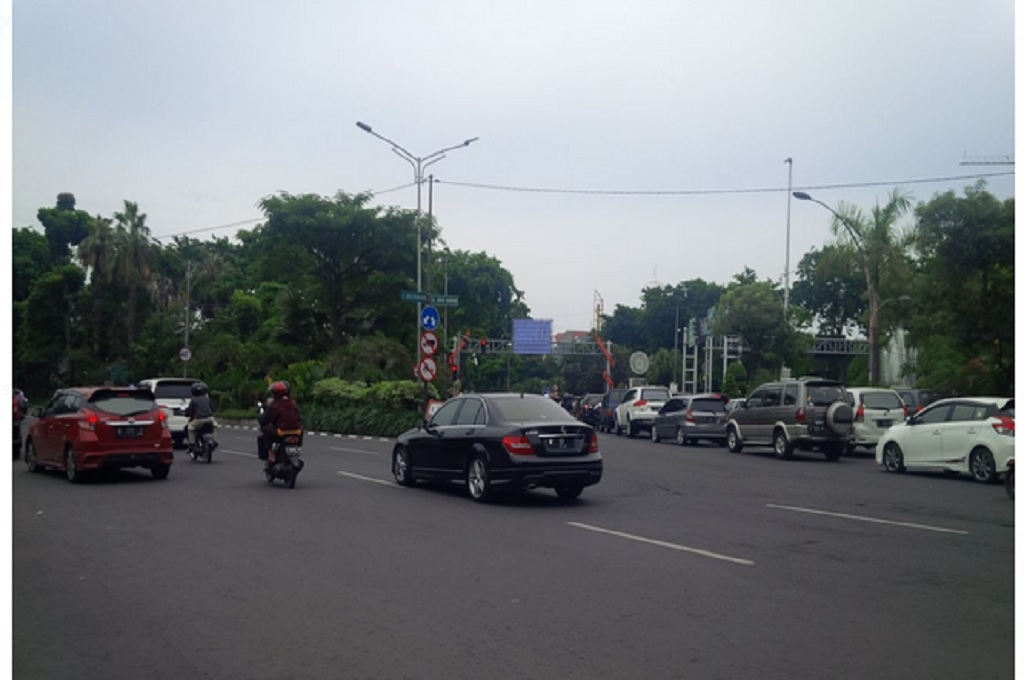 Lalu lintas di sebuah jalan utama di Surabaya, MTVN - Amaluddin