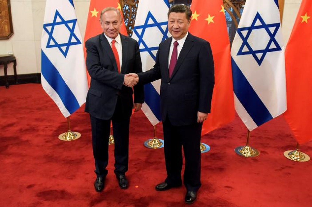 Presiden Tiongkok Xi Jinping (kanan) berjabat tangan dengan PM Israel Benjamin Netanyahu di Beijing, 21 Maret 2017. (Foto: Reuters)