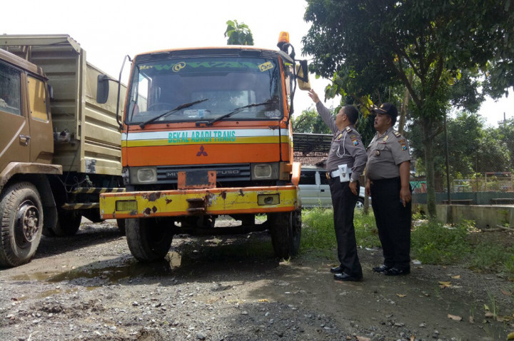 Kontainer tak Bertuan Empat Bulan Terparkir di <i>Ring Road</i> Mojoagung