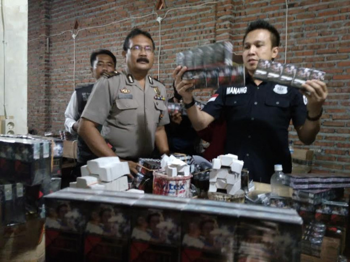 Industri Rokok Ilegal di Sidoarjo Digerebek