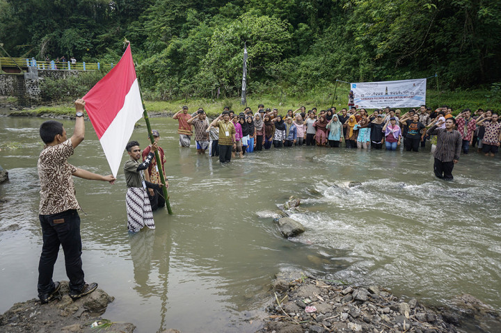 Peringati Hari Air, Mapala Gelar Upacara di Sungai