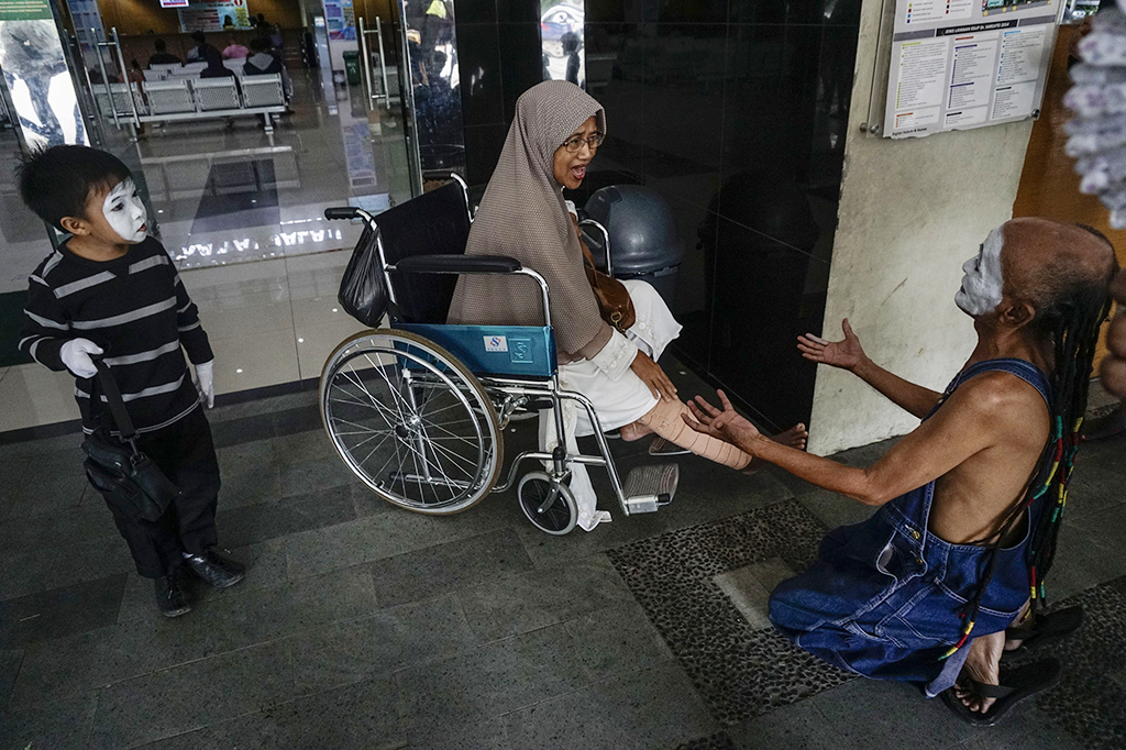 Rumah Pantomim Yogya Hibur Pasien RSUP Sardjito