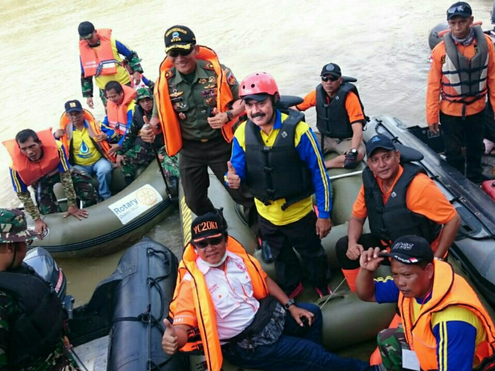 Sampah dan Pendangkalan Sambut Rombongan Susur Bengawan Solo