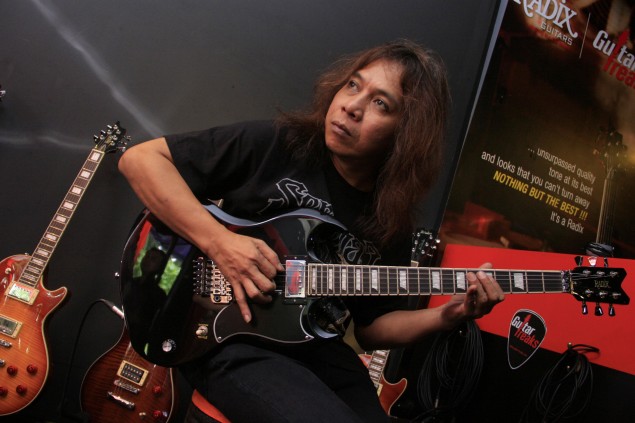 Gitaris Edane Eet Sjahranie saat memainkan gitar Radix. (ANTARA/Agus Supriyanto)