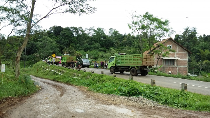 Puluhan Truk Kabur saat Gubernur Tiba