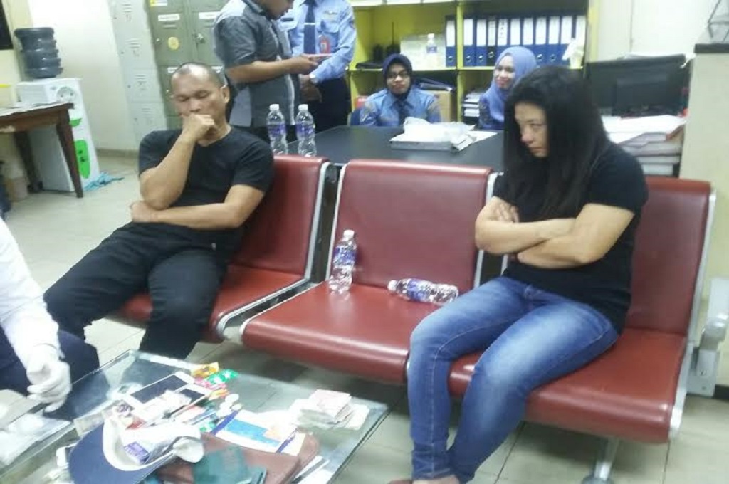 Kholid dan istrinya kedapatan bawa sabu-sabu saat hendak terbang dari Batam menuju Surabaya. MTVN - ANwar Sadat Guna