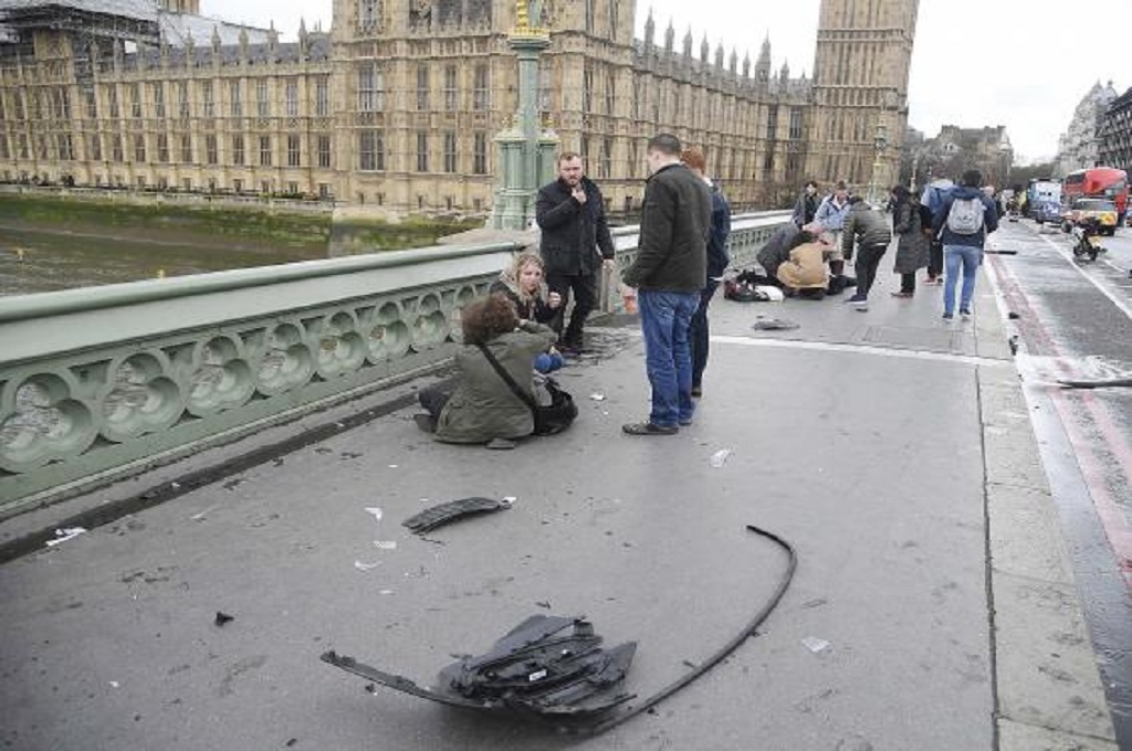 Sebuah mobil menabrak kerumunan orang di Jembatan Westminster, London, Inggris, 22 Maret 2017. (Foto: Reuters/Toby Melville)