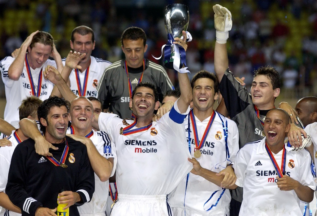 Fernando Hierro mengangkat trofi. (Foto: AFP/ Pascal Guyot)