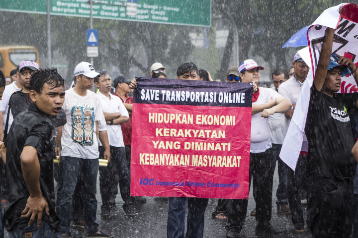 Penetapan Tarif Taksi Online Bertentangan Dengan UU 22/2009