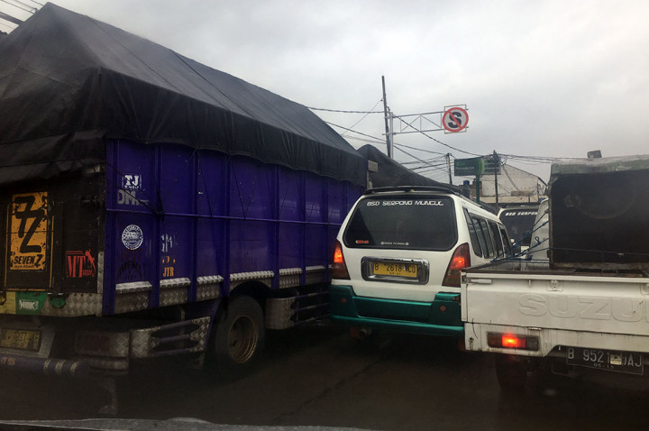 Ratusan Kendaraan Mengular di Jalanan Tangsel