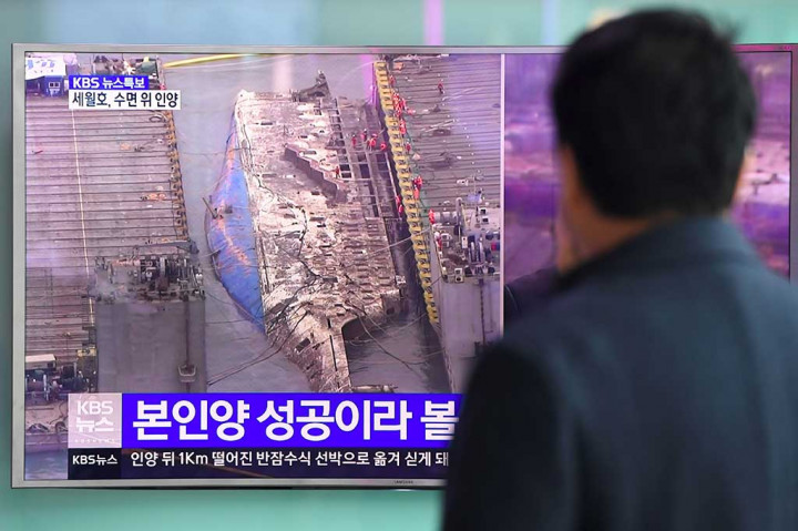 Feri Sewol Diangkat dari Dasar Laut