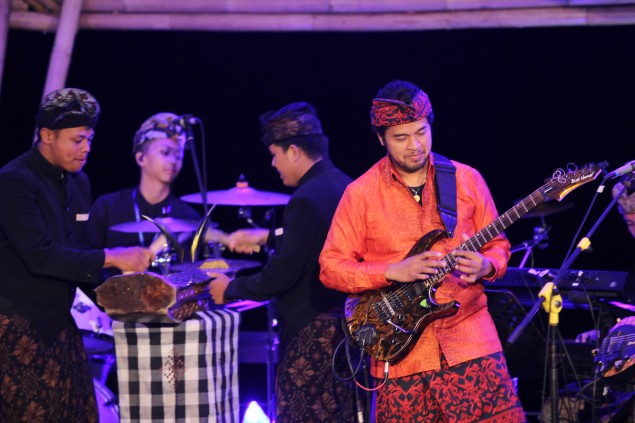 Gitaris I Wayan Balawan beraksi pada pada acara Ijen Summer Jazz di Licin, Banyuwangi, Jawa Timur. (ANTARA/Budi Candra Setya)