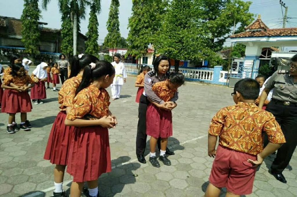 Sejumlah anggota Polres Karanganyar mengajari siswa-siswi SDN 1 Jungke Karanganyar pertahanan diri, MTVN - Pythag Kurniati