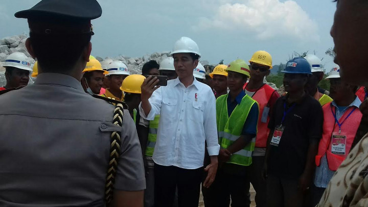 Presiden Jokowi Bikin Vlog Ditemani Puluhan Pekerja Waduk Sei Gong Batam