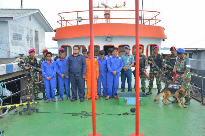 Tim WFQR IV Tangkap Kapal Bermuatan BBM Ilegal